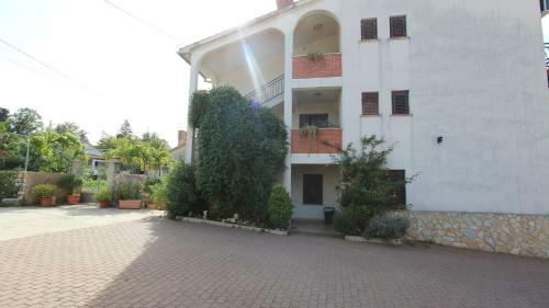 Two-bedroom Apartment Malinska Near Sea