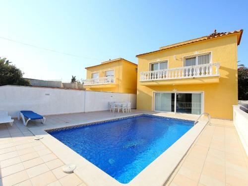 Three-bedroom Villa Empuriabrava Girona 1