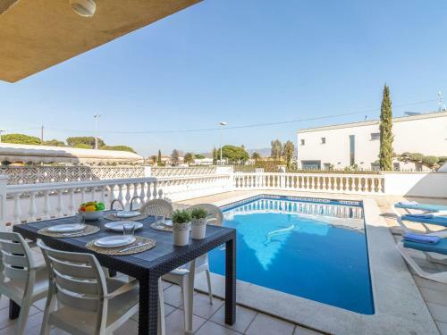 Three-bedroom Villa Empuriabrava Girona 1