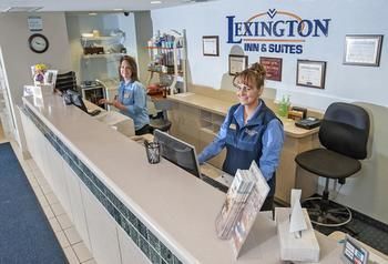 Hotel Lexington Inn & Suites