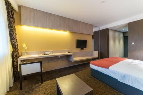 City Hotel