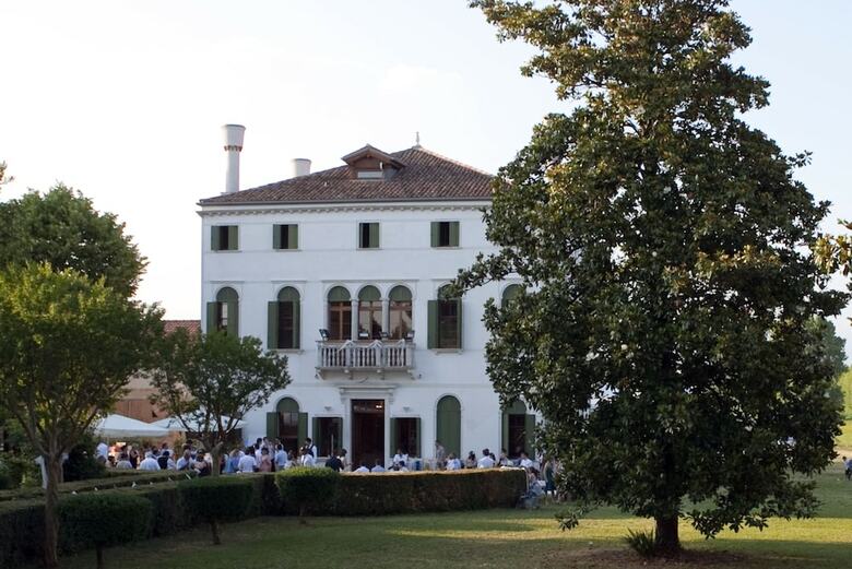 Hotel C� Zane Martin