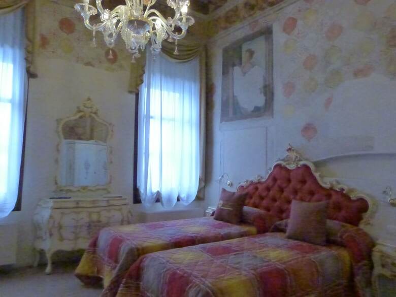 Hotel C� Zane Martin