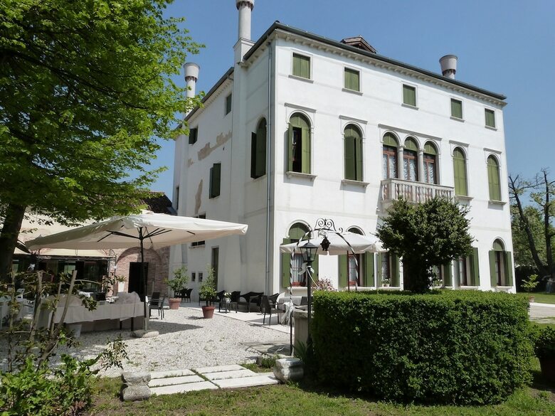 Hotel C� Zane Martin