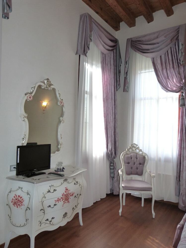 Hotel C� Zane Martin