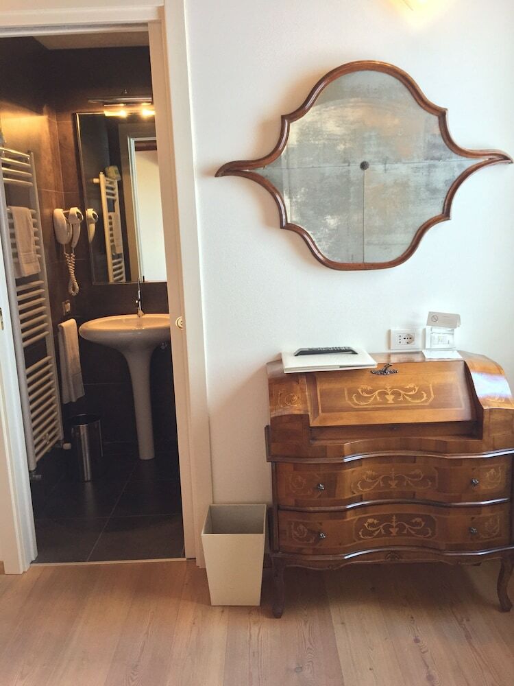 Hotel C� Zane Martin