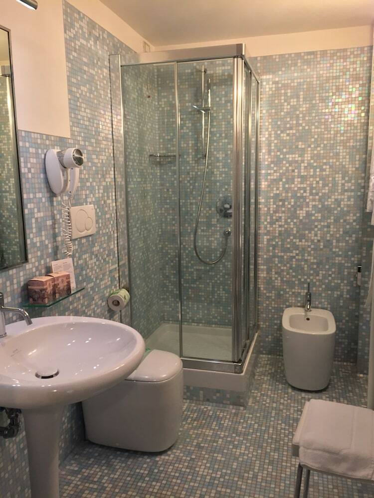 Hotel C� Zane Martin
