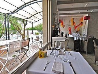 Les Aubuns Country Hotel