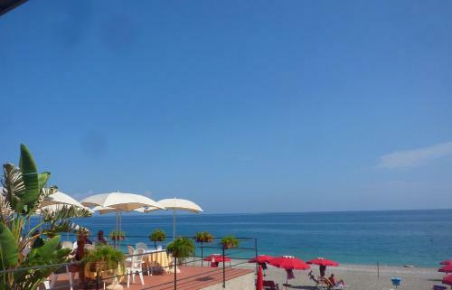 Seafront Apartments Garden House