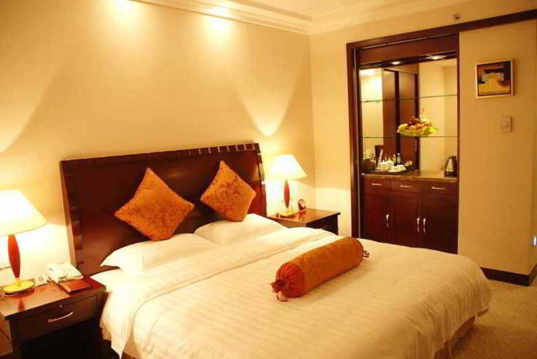 Hotel Longmen Hollyear