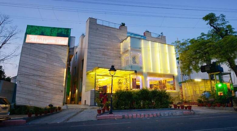 Hotel Atulyaa Taj
