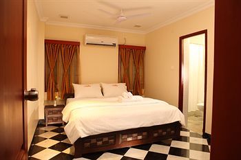 Meenakshi�s Sunshine Hotel