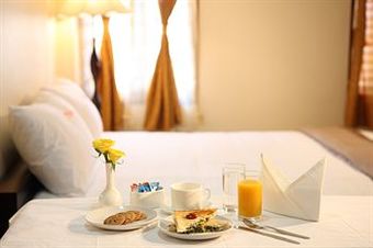 Meenakshi�s Sunshine Hotel