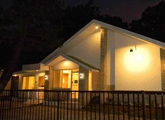 Tr3ats Guest House Bohol - Hostel