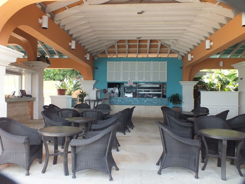 Hotel Grotto Bay Beach Resort