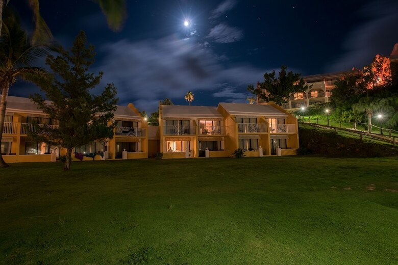 Hotel Grotto Bay Beach Resort