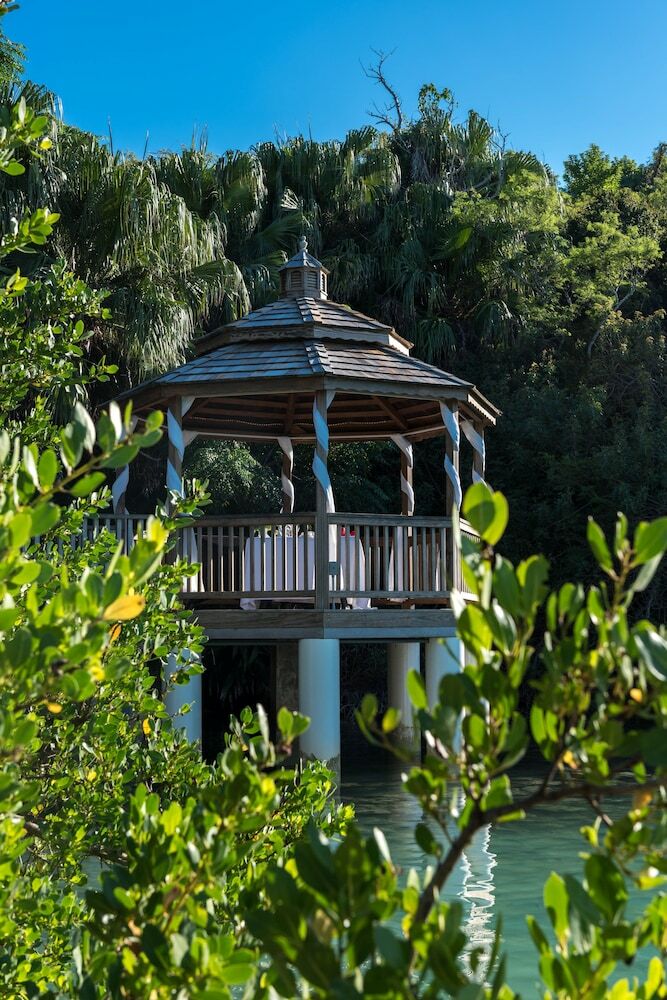 Hotel Grotto Bay Beach Resort