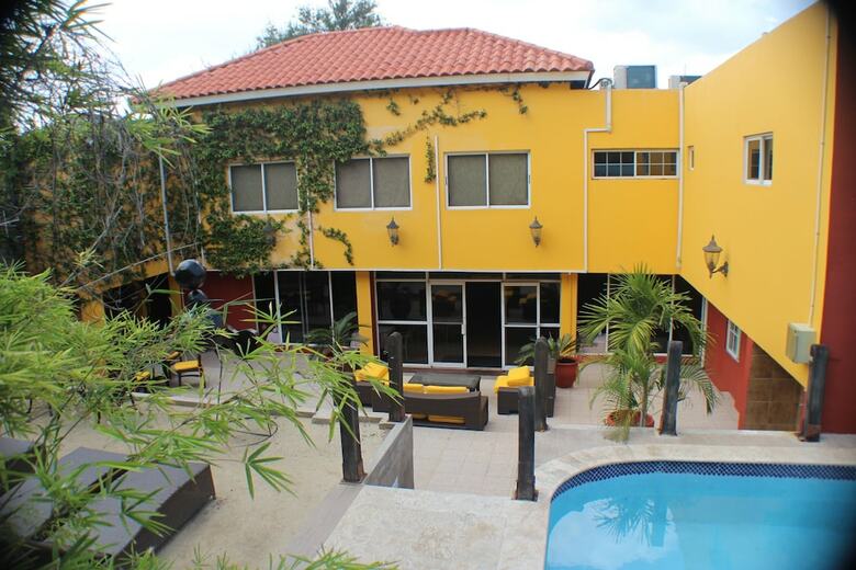 Altamont West Hotel