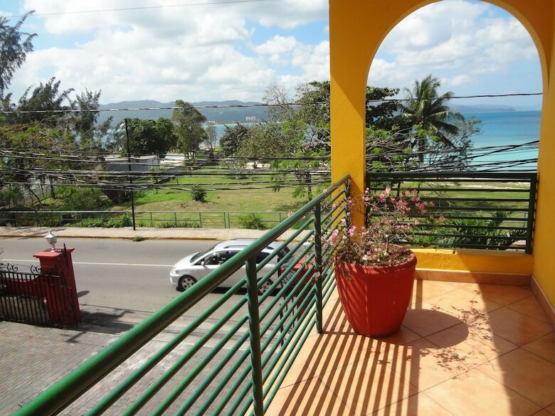 Altamont West Hotel
