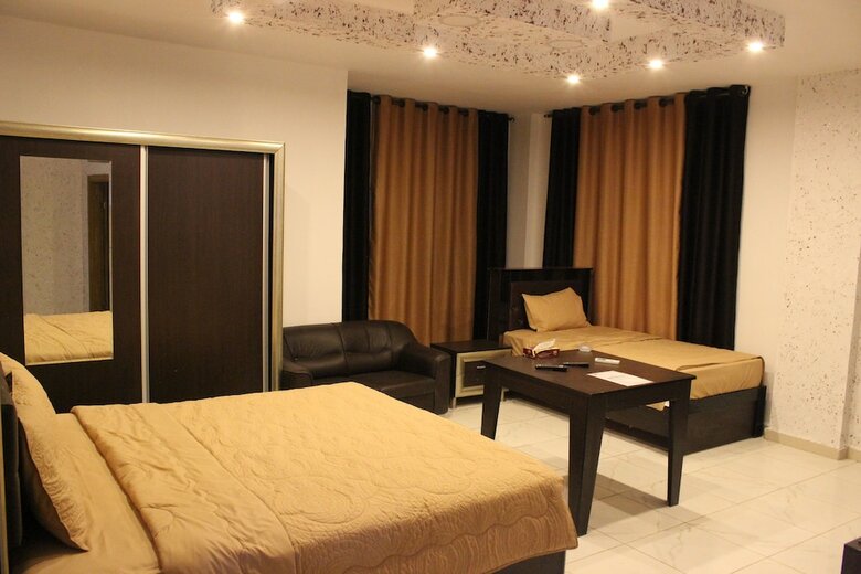 Sara Crown Hotel