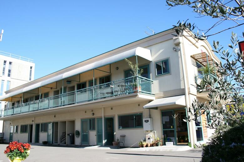 Astray Motel & Backpackers