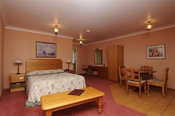 Mcnevins Warwick Motel