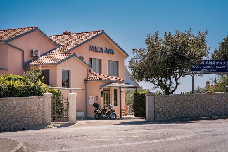 Hostal Apartments Villa Ana