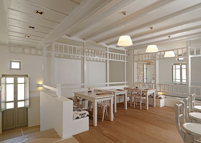 Hotel Themonies Luxury Suites