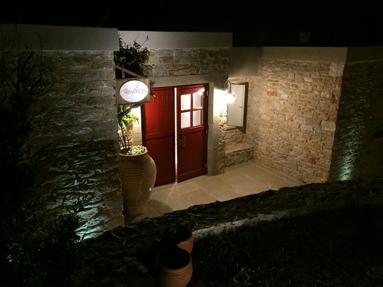 Hotel Themonies Luxury Suites