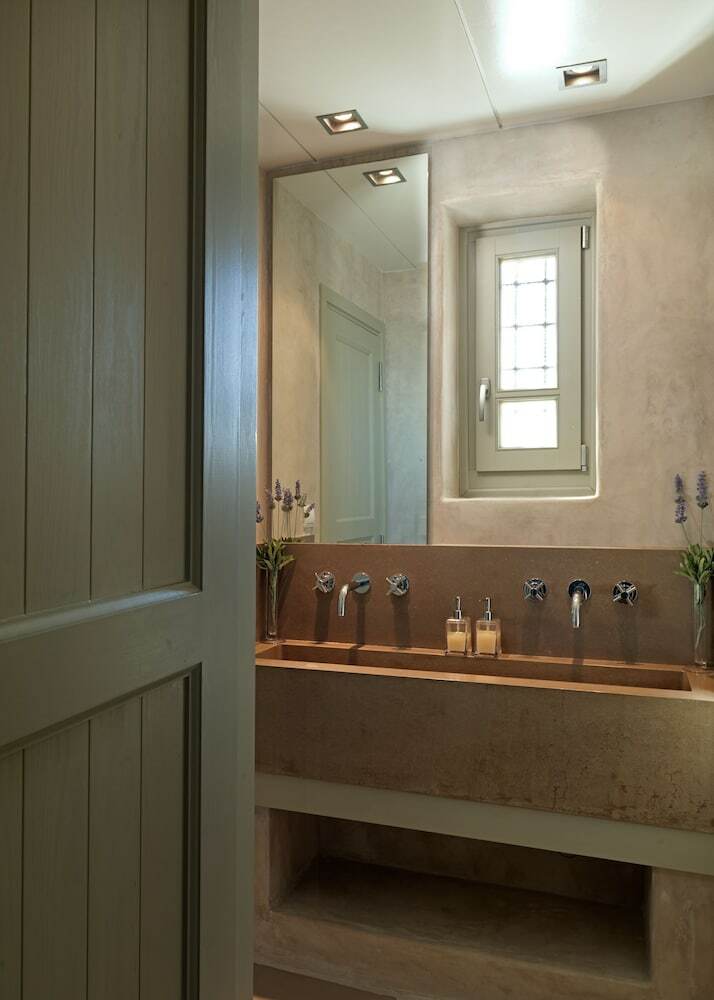 Hotel Themonies Luxury Suites