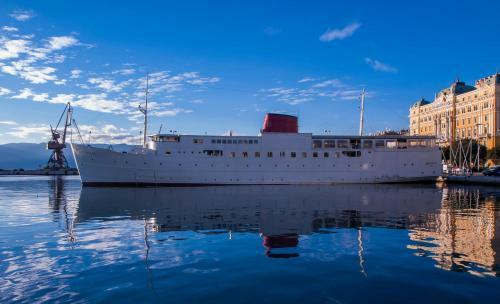 Albergue Botel Marina