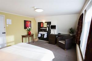 Quentin Golden Bear Hotel