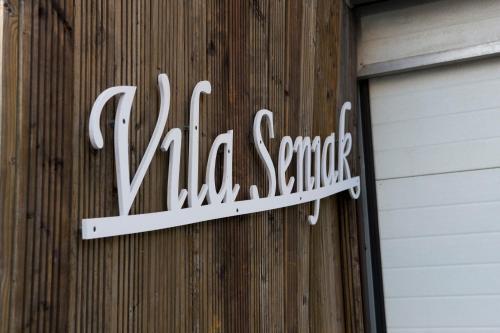 Hostal Vila Senjak B&B