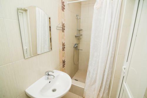 Hostal Alyona Hotel