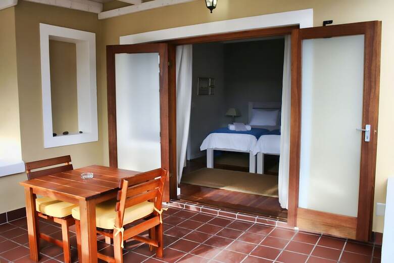 Hostal Cornerstone Guesthouse