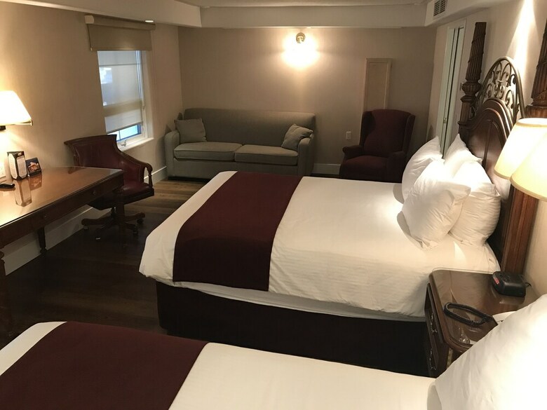 Chateau Louis Hotel & Conference Centre