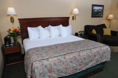 Pike's Waterfront Lodge