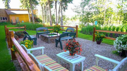 Pike's Waterfront Lodge