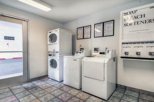 Motel 6 Chino - Los Angeles Area