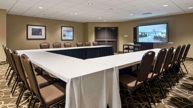 Hotel London Airport Inn & Suites