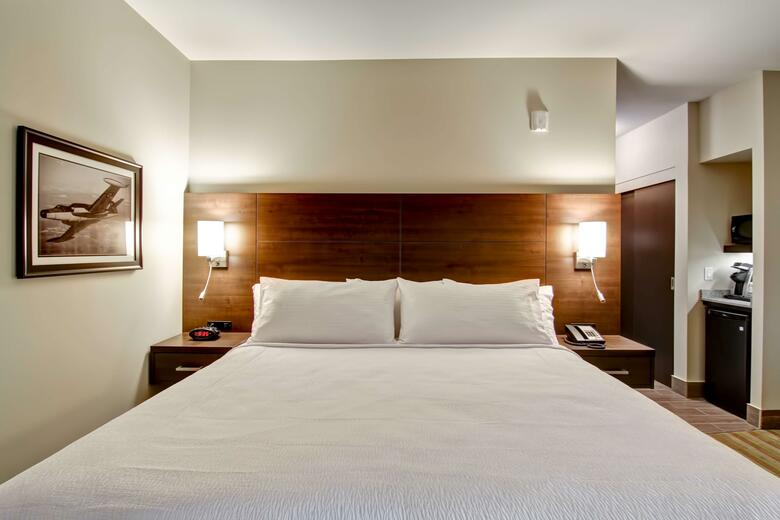Hotel London Airport Inn & Suites