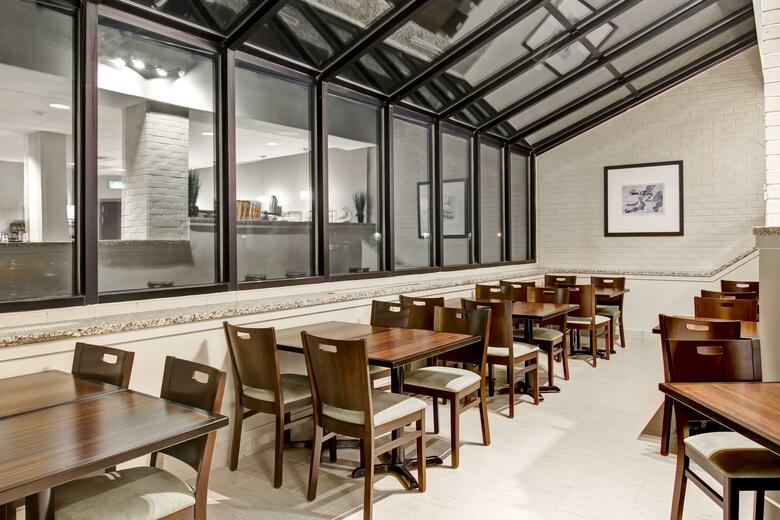 Hotel London Airport Inn & Suites