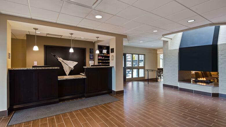 Hotel London Airport Inn & Suites