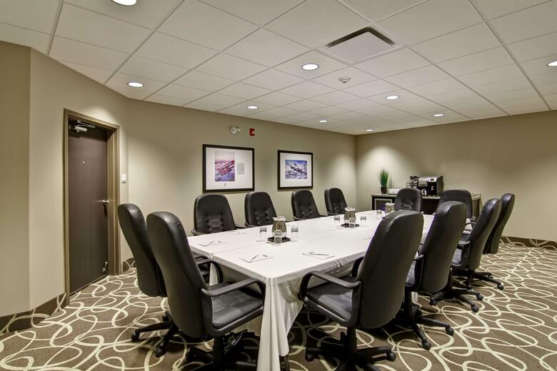 Hotel London Airport Inn & Suites