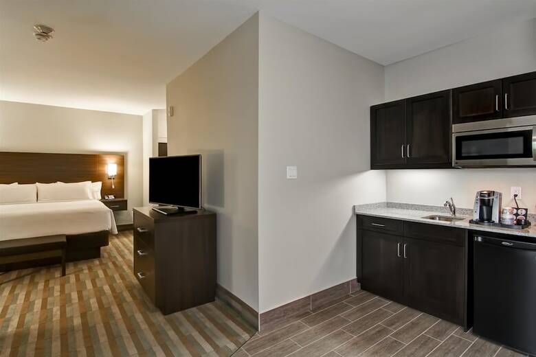 Hotel London Airport Inn & Suites
