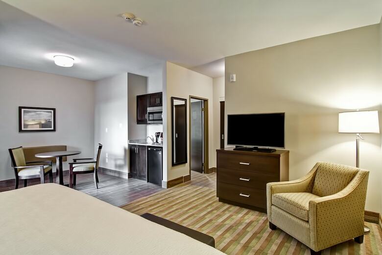 Hotel London Airport Inn & Suites