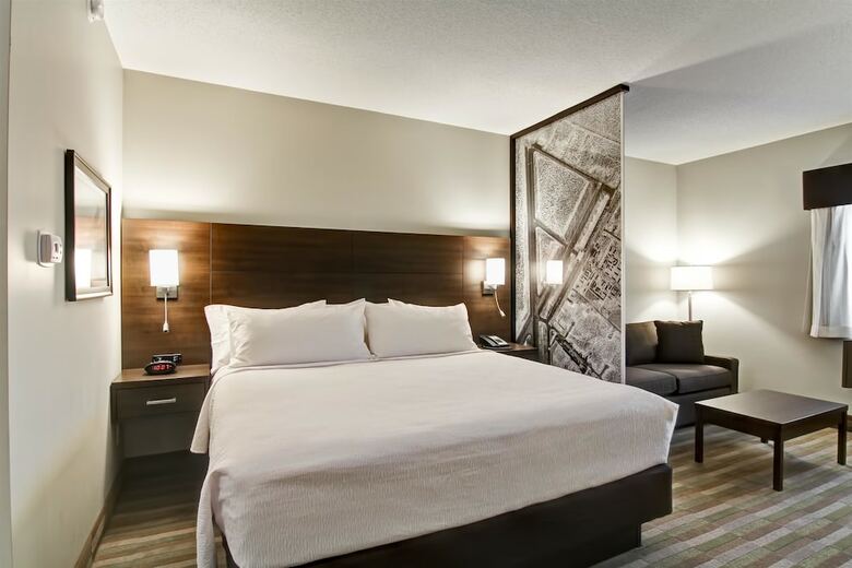 Hotel London Airport Inn & Suites