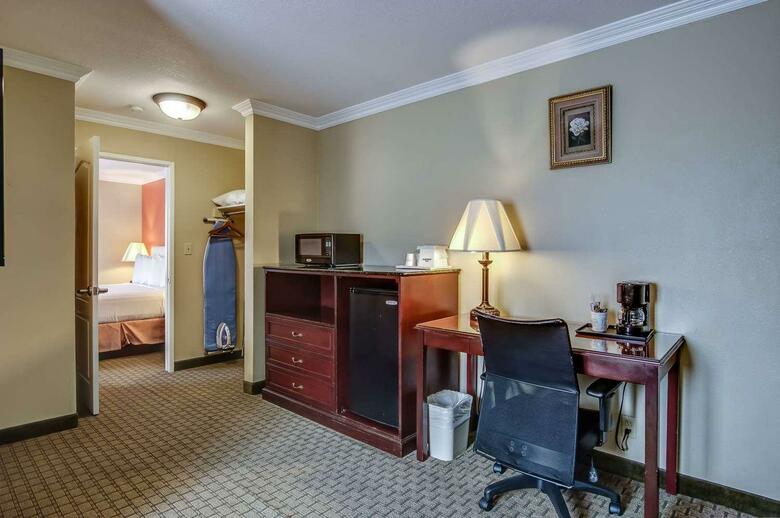 Hotel Howard Johnson Inn And Suites Reseda