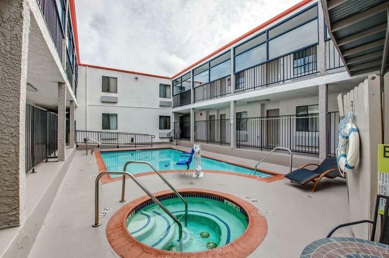Hotel Howard Johnson Inn And Suites Reseda