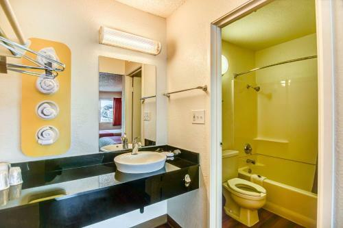 Motel 6 Stockton - Charter Way West